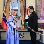 رئيس فنزويلا يمنح نظيره الصحراوي سيف بوليفار